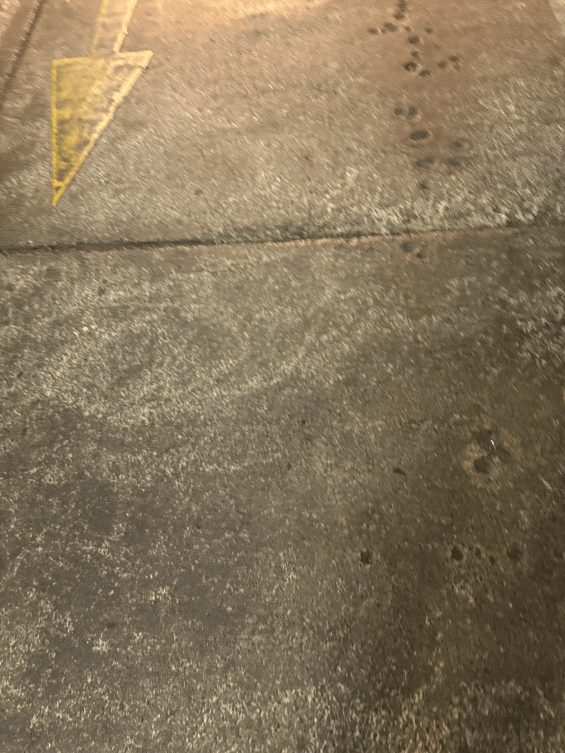 وجود روغن روی سطح بتنی