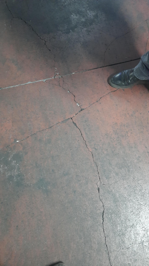 ترک‌های سازه‌ای در کف پارکینگ