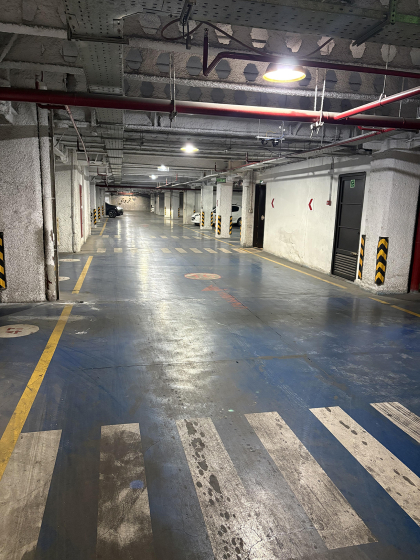 ستون‌های بی‌هویت و کف آلوده